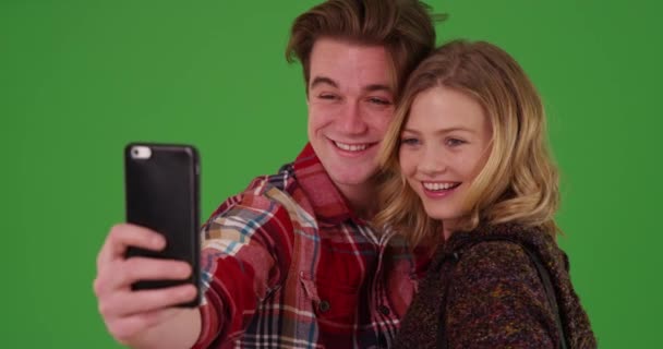 Närbild Lyckliga Tusenåriga Par Tar Selfies Med Smart Telefon Grön — Stockvideo