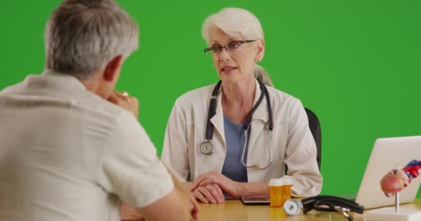 Starsza Pani Doktor Rozmawia Pacjentką Swoim Biurze Zielonym Ekranie Zielonym — Wideo stockowe