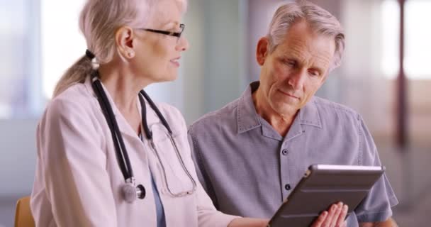 Médico Senior Expresando Preocupaciones Salud Con Paciente Anciano Doctor Usando — Vídeos de Stock