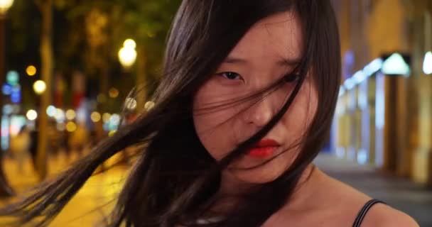 Detailní Záběr Krásné Tisícileté Ženy Vlasy Foukajícími Větru Champs Elysees — Stock video