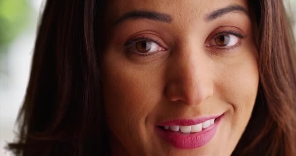 Close Van Mooie Latina Vrouwtje Met Een Heldere Glimlach Kijken — Stockvideo