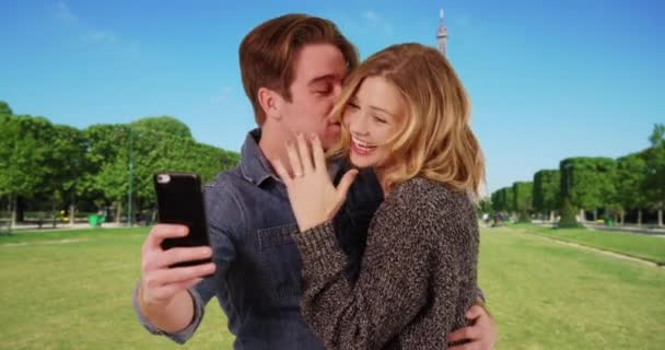 Nieuw Verloofd Stel Neemt Een Selfie Voor Eiffeltoren Vreugdevolle Man — Stockvideo