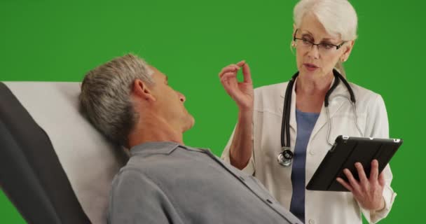 Starsza Pani Doktor Rozmawia Starszym Pacjentem Biurze Zielonym Ekranie Zielonym — Wideo stockowe