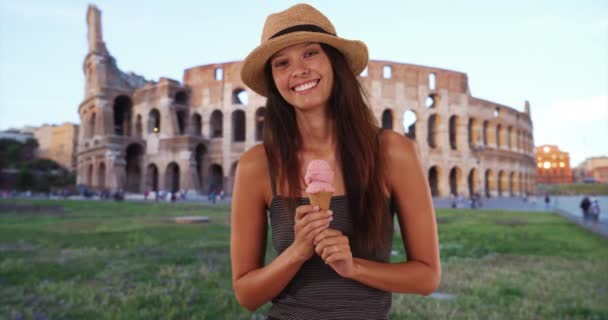 Glückliche Schöne Kaukasische Touristin Italien Mit Eistüte Porträt Einer Fröhlichen — Stockvideo