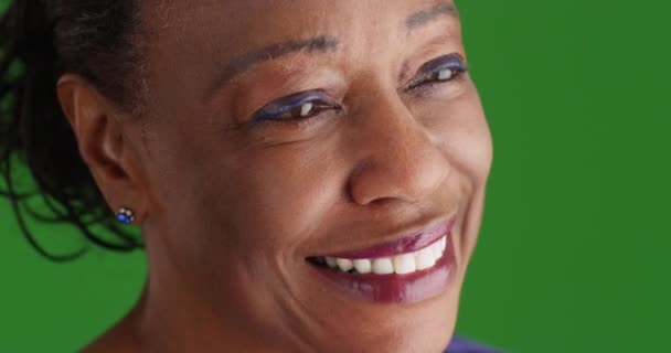 一个老年黑人妇女的特写镜头在绿色屏幕上遥望远方 在绿色屏幕上键入或合成 — 图库视频影像