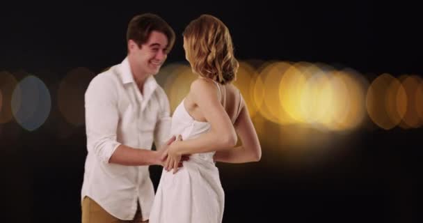Romântico Jovem Casal Dançando Livre Noite Sorrindo Rindo Mulher Atraente — Vídeo de Stock