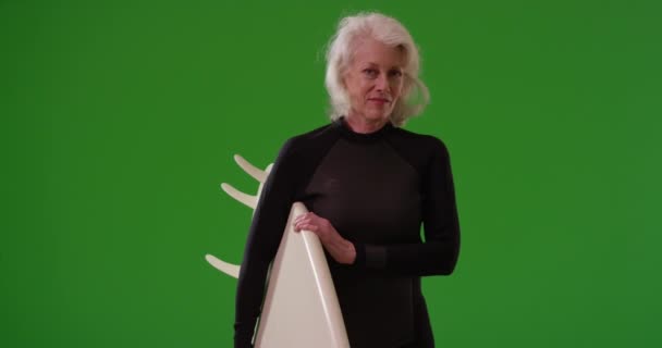 Retrato Mulher Caucasiana Sênior Segurando Prancha Surf Olhando Para Câmera — Vídeo de Stock