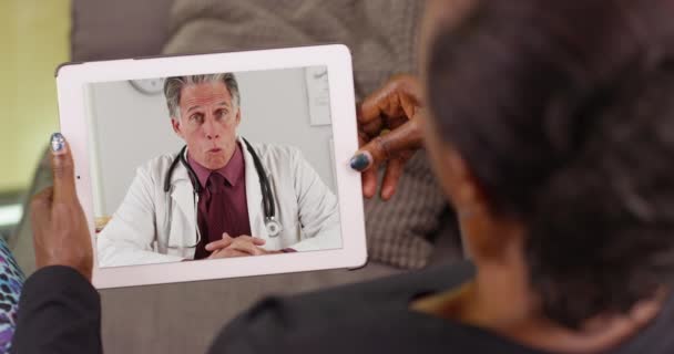 Egy Idősebb Fekete Beszélget Orvosával Video Chaten Keresztül Egy Idős — Stock videók