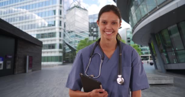 Šťastná Tisíciletá Sestřička Nebo Doktorka Usmívající Před Nemocnicí Lékařský Profesionál — Stock video