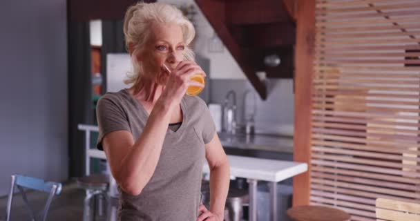 Foto Cámara Lenta Anciana Disfrutando Vaso Jugo Naranja Para Desayunar — Vídeos de Stock