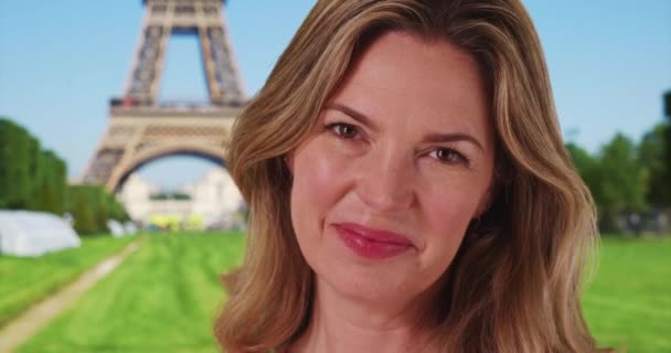 巴黎白人美女的近照 欢乐的女人在度假时对着摄像机笑 — 图库视频影像