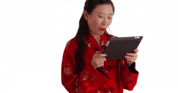 Feliz Joven Mujer China Utilizando Dispositivo Tableta Para Ver Lindo — Vídeo de stock