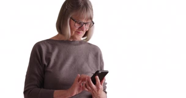 Mujer Madura Encantadora Utilizando Dispositivo Teléfono Inteligente Para Enviar Mensajes — Vídeos de Stock