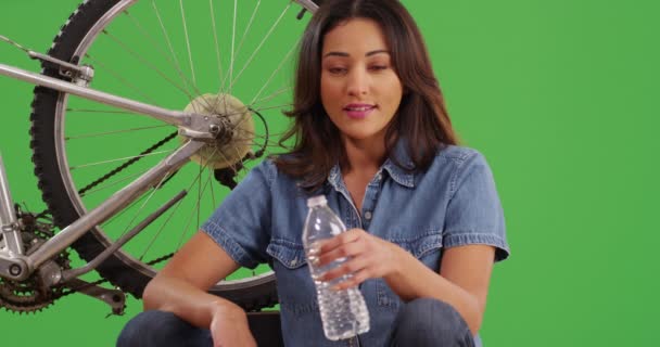 Mulher Hispânica Atraente Sentado Com Bicicleta Olhando Para Câmera Tela — Vídeo de Stock