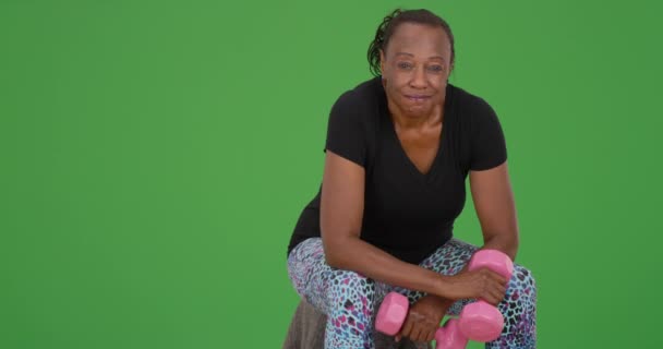 Starsza Czarna Kobieta Pozuje Portretu Podniesieniu Ciężarów Zielony Ekran Zielonym — Wideo stockowe