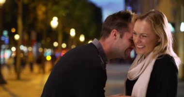 Sevgi dolu genç bir çift gece Şanzelize 'de eğleniyor. Karı koca Paris 'te tatilin tadını çıkarıyorlar. 4k