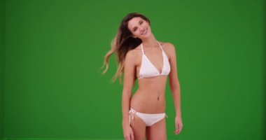 Beyaz bikinili genç beyaz bir kadının portresi yeşil ekranda. Anahtar ya da birleşik olmak üzere yeşil ekranda.