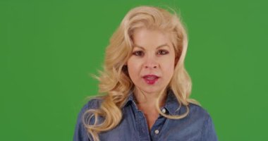 Yeşil ekranda kameraya gülümseyen beyaz bir kadını yakından çek. Anahtar ya da birleşik olmak üzere yeşil ekranda.