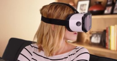 Eğlence olsun diye vr kulaklık takan sevimli bir milenyum kızı. Evde sanal gerçeklik gözlüğü kullanan yeni nesilden genç bir kadın. 4k