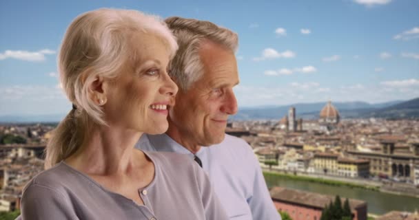 Счастливая Пара Пенсии Наслаждается Захватывающим Видом Флоренцию Улыбающиеся Мужчины Женщины — стоковое видео