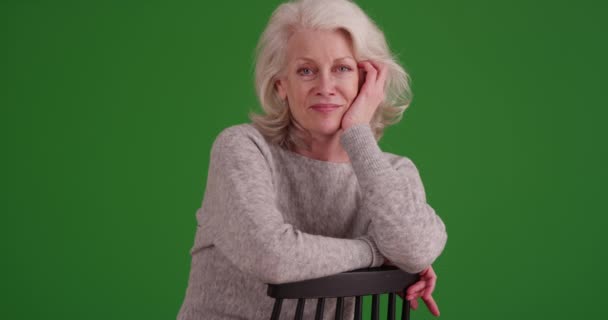 Retrato Encantadora Anciana Sentada Silla Madera Sonriendo Cámara Pantalla Verde — Vídeo de stock
