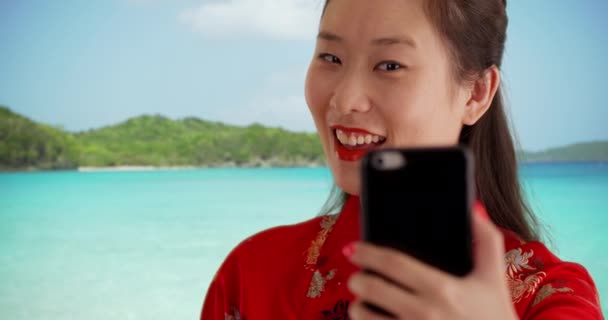 Großaufnahme Einer Glücklichen Millennialfrau Die Für Ein Selfie Lächelt Und — Stockvideo
