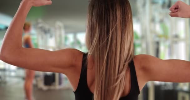 Visão Traseira Mulher Atlética Flexionando Beijando Bíceps Após Exercício Ambiente — Vídeo de Stock