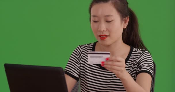 Primo Piano Donna Asiatica Che Utilizza Carta Credito Effettuare Pagamento — Video Stock