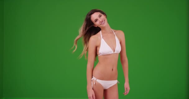 Retrato Mulher Branca Jovem Modelando Biquíni Branco Tela Verde Tela — Vídeo de Stock