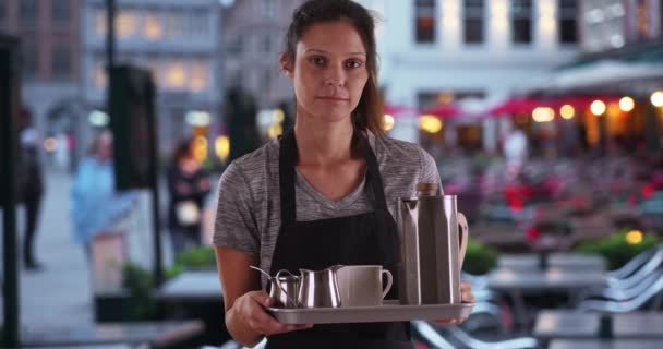 Serieuze Serveerster Met Dienblad Met Koffie Thee Outdoor Toeristische Cafe — Stockvideo