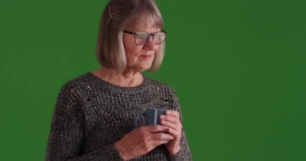 Mujer Blanca Sombría Contemplando Sosteniendo Taza Pantalla Verde Mujer Anciana — Vídeos de Stock