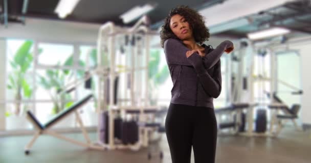 Porträtt Passform Svart Kvinna Gym Stretching Armar Ganska Atletisk Kvinna — Stockvideo
