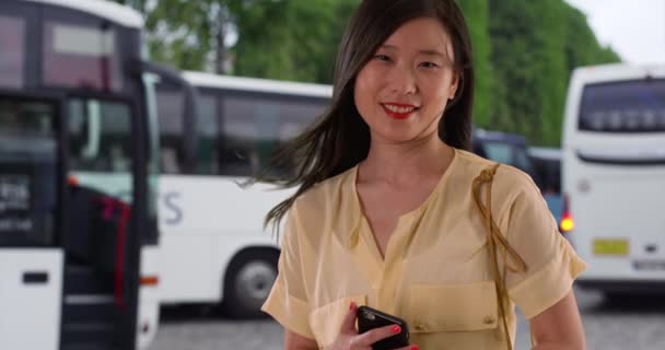 Chińska Turystka Wycieczce Autobusowej Uśmiechnięta Podczas Odpoczynku Wakacjach Azjatycka Tysiąclecia — Wideo stockowe