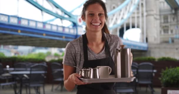 Destul Chelneriță Care Transportă Tavă Cafea Lângă Tower Bridge Tânără — Videoclip de stoc