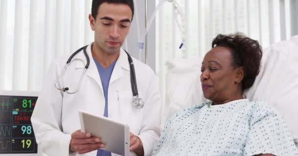 Pozitivní Černoška Která Zotavuje Nemocničním Lůžku Dívá Tablet Okouzlující Mladý — Stock video