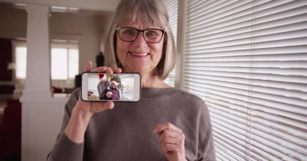 Bělošská Babička Ukazující Videoklip Rodiny Během Vánoc Telefonu Starší Žena — Stock video