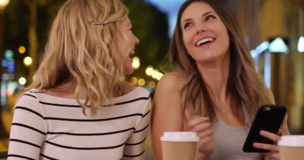 Een Paar Mooie Meisjes Komen Samen Foto Delen Smartphone Champs — Stockvideo