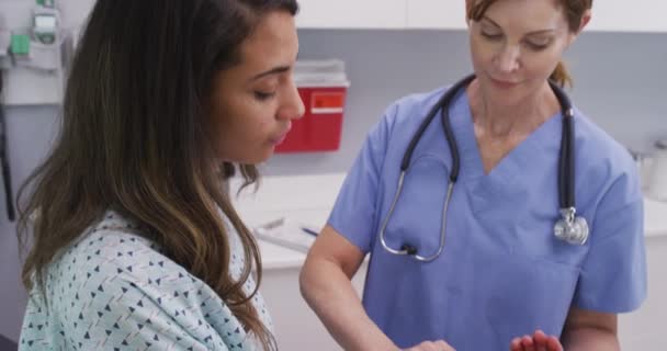 간호사는 비율을 확인하기 손가락으로 방법을 병원에서 환자의 맥박을 확인하는 간호사의 — 비디오