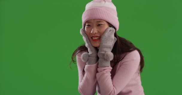 Yeşil Ekran Stüdyosunun Önünde Kışın Giyinmiş Neşeli Asyalı Kadın Portresi — Stok video
