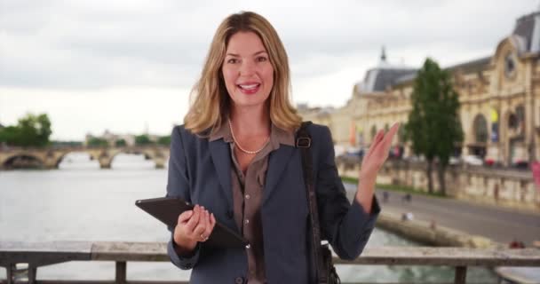 Посміхнена Паризька Бізнес Леді Допомогою Тачпаду Кавказька Жінка Біля Сени — стокове відео