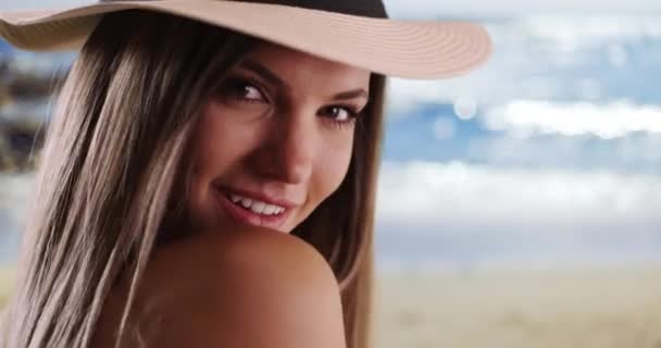 Großaufnahme Einer Frau Mit Hut Die Sonniger Strandkulisse Über Die — Stockvideo