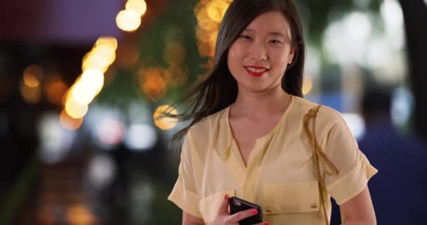 Femme Chinoise Souriant Dans Rue Ville Tout Tenant Téléphone Portable — Video
