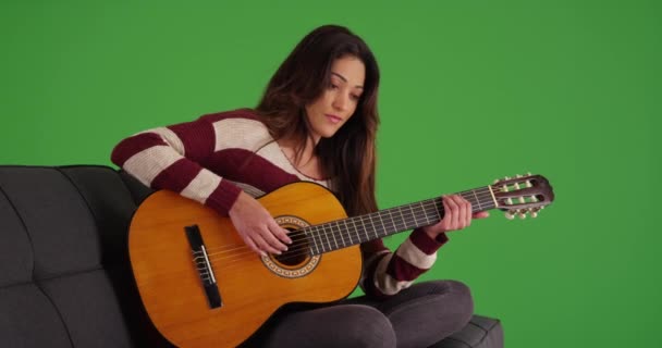 Portrait Des Süßen Lateinamerikanischen Musikers Der Auf Einem Grünen Bildschirm — Stockvideo