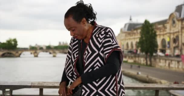 Idosa Negra Ponte Paris Responde Mensagem Texto Mulher Afro Americana — Vídeo de Stock