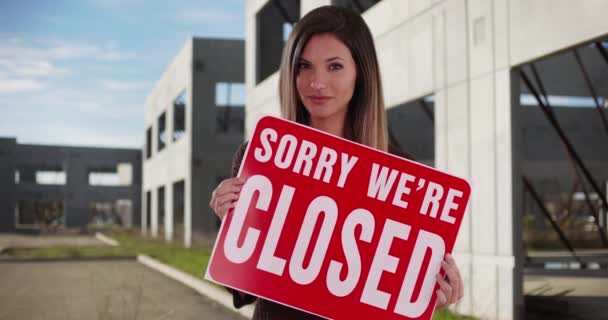 Жінка Тримає Закритий Знак Поза Деякими Покинутими Будівлями Жінка Дивиться — стокове відео