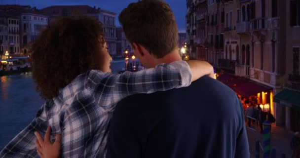 Glückliches Paar Genießt Schöne Aussicht Auf Den Canal Grande Abend — Stockvideo