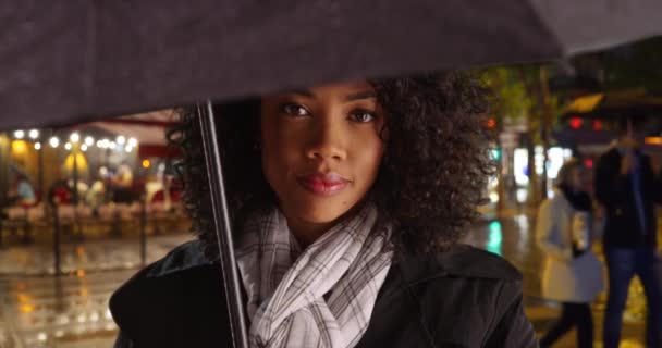 Крупный План Афроамериканской Женщины Стоящей Черным Зонтиком Дождливой Ночью Париже — стоковое видео