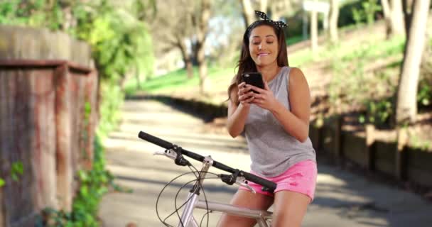 Leende Latinamerikansk Kvinna Tank Top Och Shorts Sitter Cykel Solig — Stockvideo