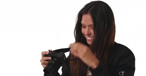 Zbliżenie Hipsterskiej Dziewczyny Kurtce Bombowej Robiącej Zdjęcia Aparatem Dslr Białym — Wideo stockowe