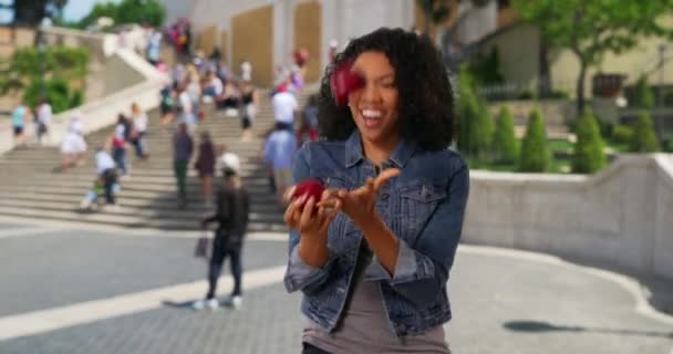 Игривая Черная Женщина Жонглирует Яблоками Перед Испанской Лестницей Риме Счастливая — стоковое видео